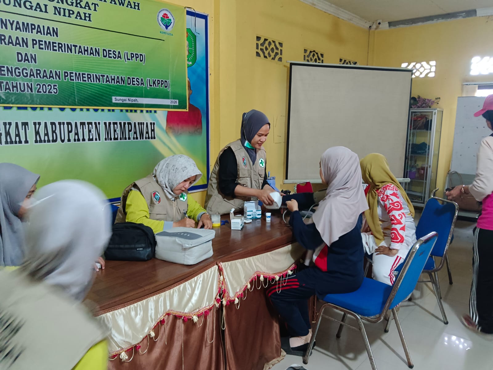 pemeriksaan kesehatan kerja dan screning penyakit penular dan tidak menular untuk perangkat desa dari puskesmas jungkat